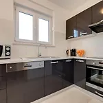 Cera 4* بولا