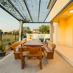 Cera 4* بولا